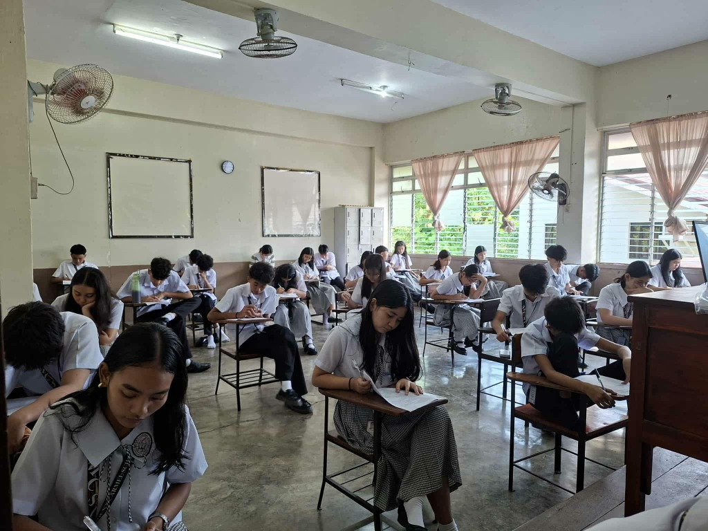 Students at work in a Mount Carmel School of Infanta classroom